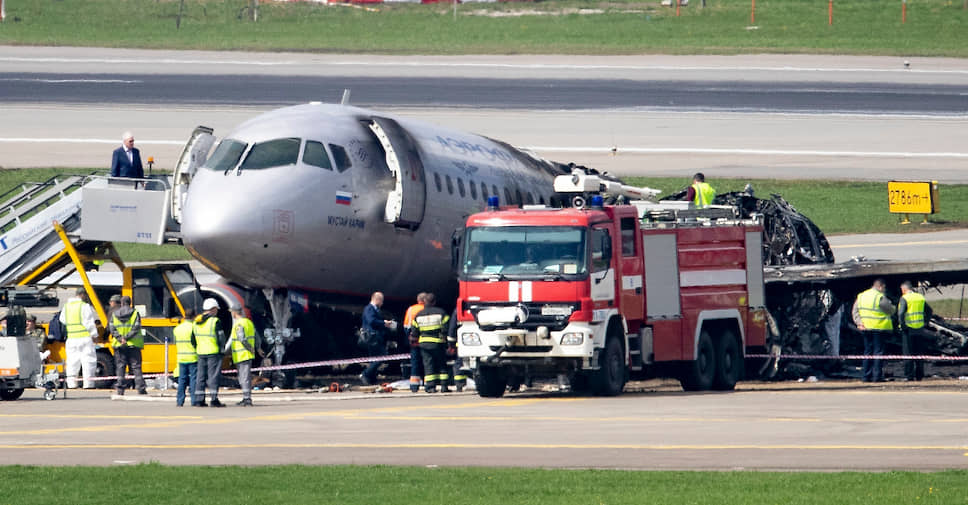 Катастрофа самолета SSJ 100
&lt;br>Пассажирский самолет Sukhoi Superjet 100 авиакомпании «Аэрофлот» 5 мая вылетел из Москвы в Мурманск, но экстренно вернулся в Шереметьево из-за неполадок. При посадке лайнер получил повреждения, которые привели к пожару, самолет частично сгорел. Погиб 41 человек
&lt;br>Заметность: 9 488