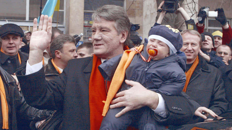 Кандидат в президенты Украины Виктор Ющенко после голосования на избирательном участке