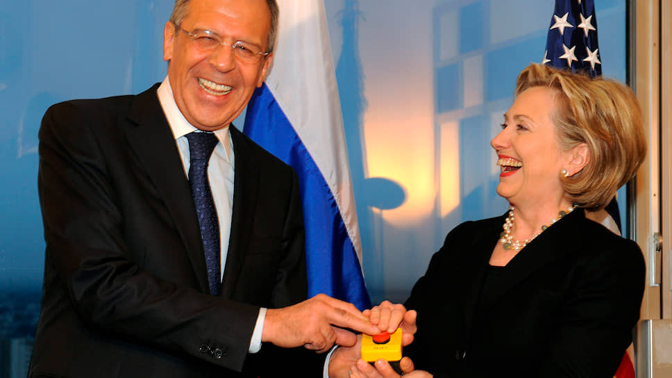 Слева направо: министр иностранных дел России Сергей Лавров и госсекретарь США Хиллари Клинтон