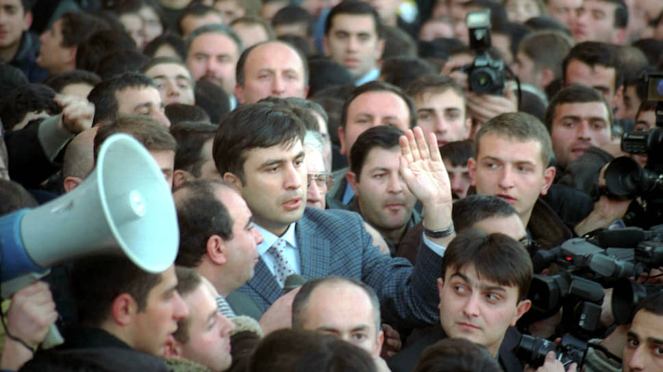 Михаил Саакашвили (в центре) на митинге 22–23 ноября в Тбилиси