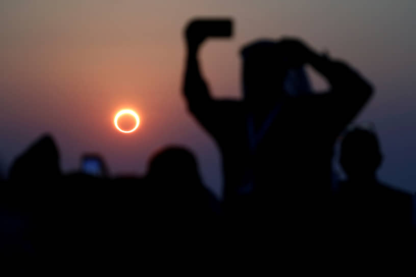 Эль-Хуфуф, Саудовская Аравия. Люди фотографируют кольцеобразное солнечное затмение