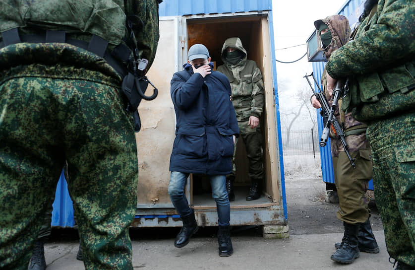 Также Киев передал ополченцам пятерых бывших сотрудников спецподразделения «Беркут», обвиняемых в гибели людей в Киеве во время Евромайдана