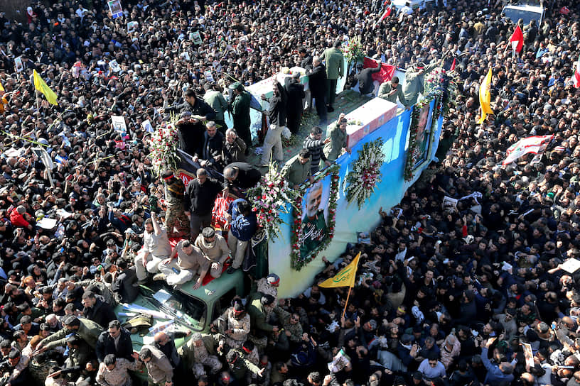 Похороны главы спецподразделения «Аль-Кудс» Корпуса стражей исламской революции (КСИР) генерала Касема Сулеймани состоялись 8 января в его родном городе Керман. Изначально погребение должно было пройти 7 января с 14:00 до 16:00 по местному времени (13:00–15:00 мск) на кладбище мучеников, однако церемонию перенесли из-за большого количества желающих попрощаться с генералом