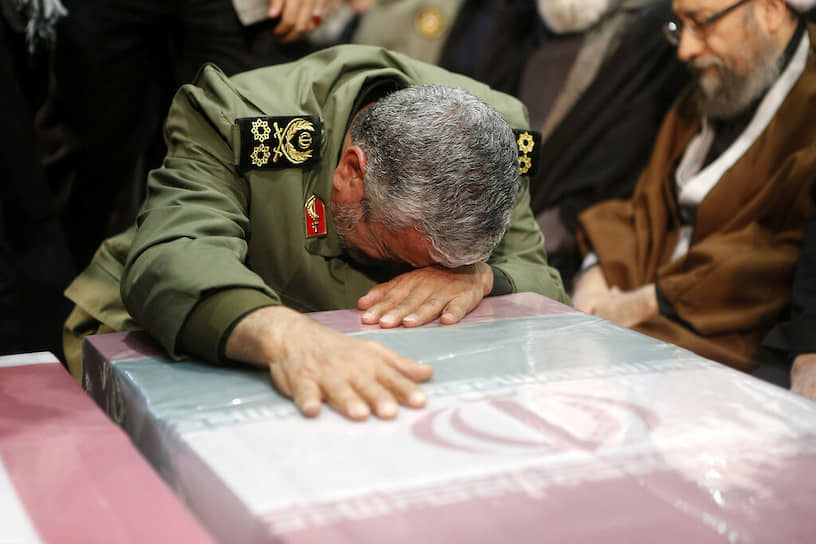Командующий революционной гвардией Ирана в Кудсе Эсмаил Гаани у гроба Касема Сулеймани