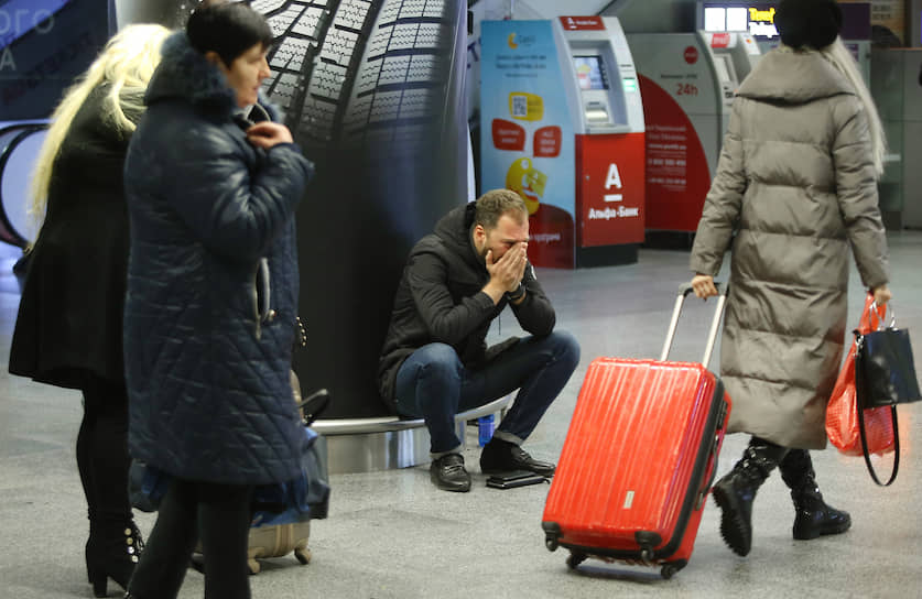 Киев, Украина. Пассажиры в аэропорту Борисполь в день катастрофы Boeing-737 в Иране
