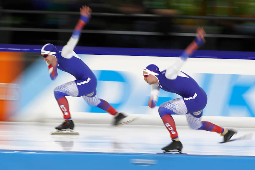 Российские конькобежцы Виктор Муштаков (слева) и Павел Кулижников