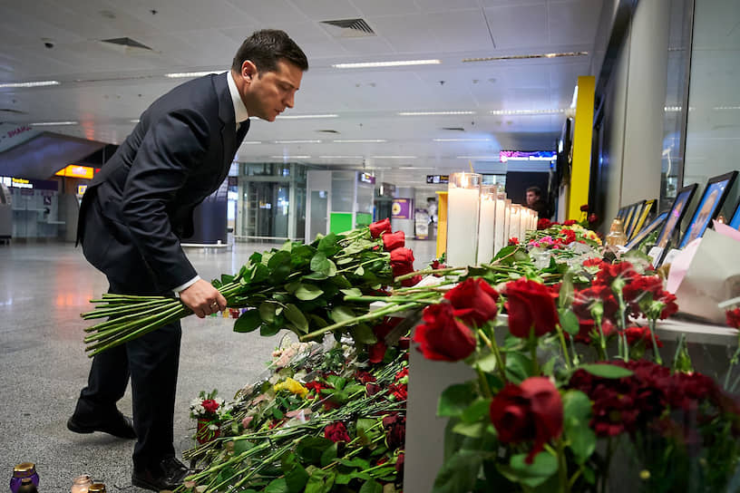 Президент Владимир Зеленский у импровизированного мемориала в честь погибших пассажиров и членов экипажа рейса PS752 МАУ