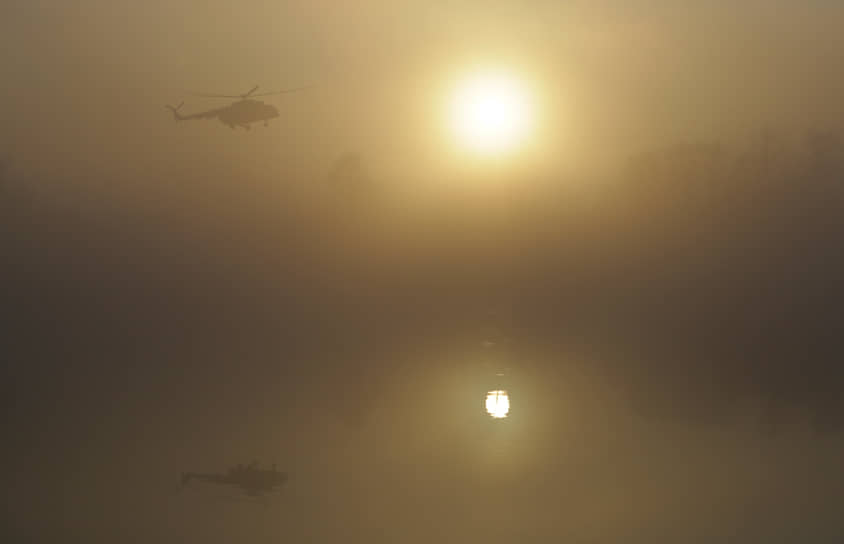 Несвиж, Белоруссия. Вертолет МЧС пролетает над водоемом во время учений