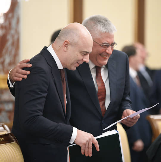 Первый вице-премьер — министр финансов Антон Силуанов  (слева) и министр внутренних дел Владимир Колокольцев перед заседанием правительства 