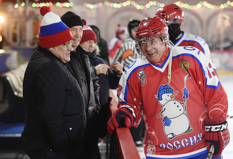 Министр обороны России Сергей Шойгу (справа) перед матчем Ночной хоккейной лиги на катке на Красной площади