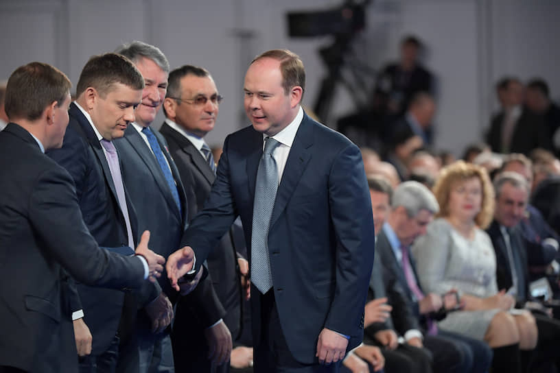 Руководитель администрации президента РФ Антон Вайно (справа) перед началом выступления Владимира Путина