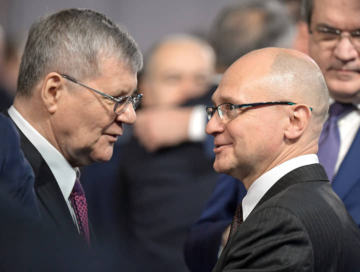 Генпрокурор Юрий Чайка (слева) и первый замглавы администрации президента Сергей Кириенко 
