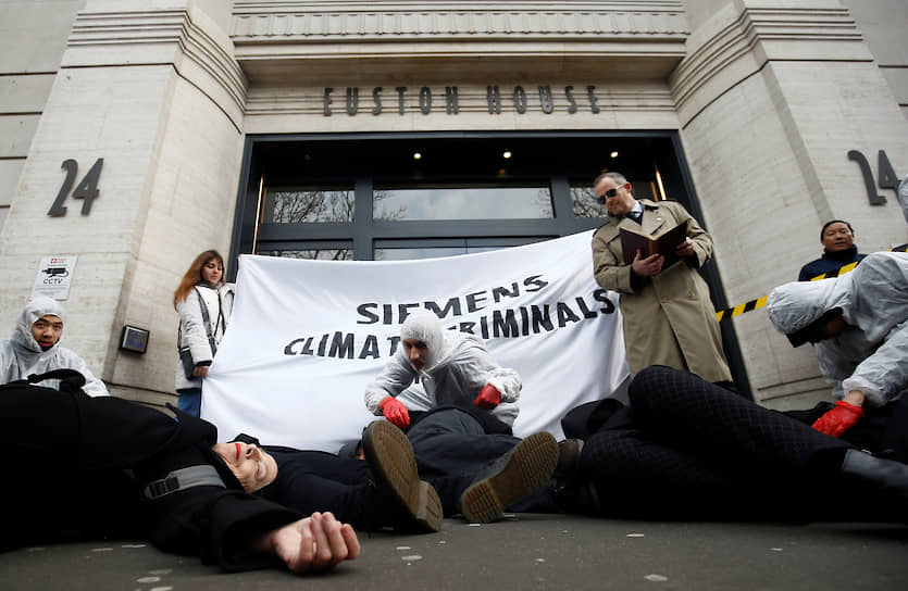 Лондон, Великобритания. Экоактивисты во время демонстрации против компании Siemens  