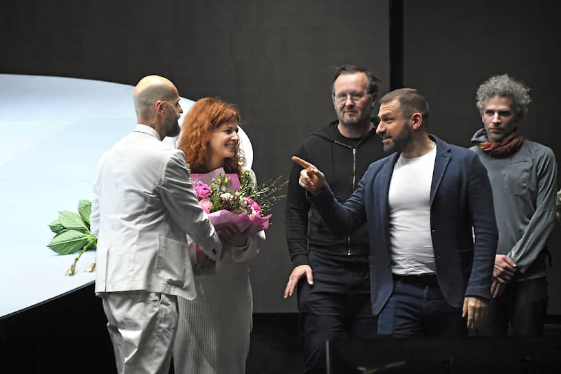 Слева направо: актер Иван Вырыпаев, его супруга актриса Каролина Грушка, видеожудожник Владимир Гусев, основатель корпорации «Технониколь» Игорь Рыбаков и композитор Дмитрий Власик на премьере спектакля по пьесе Ивана Вырыпаева «Интертейнмент» в концертном зале «Градский Холл»
