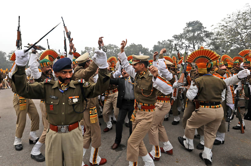 Нью-Дели, Индия. Военные танцуют на репетиции парада