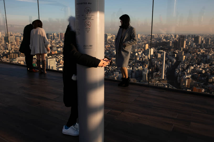 Токио, Япония. Туристка, которая боится высоты, на смотровой площадке 47-этажного небоскреба