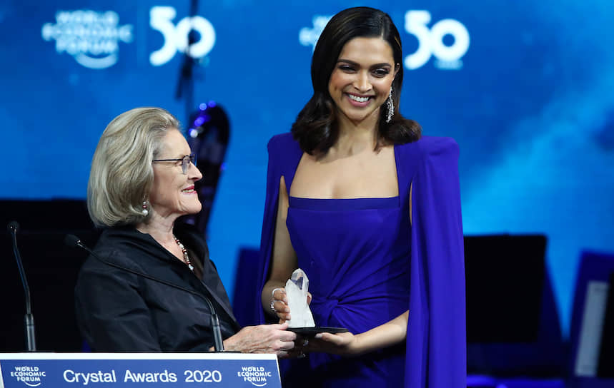 Болливудская актриса Дипика Падуконе (справа) выступила 20 января на вручении Crystal Awards – ежегодной премии для деятелей культуры в преддверии открытия Всемирного экономического форума. В своей речи она затронула проблему психического здоровья населения мира
