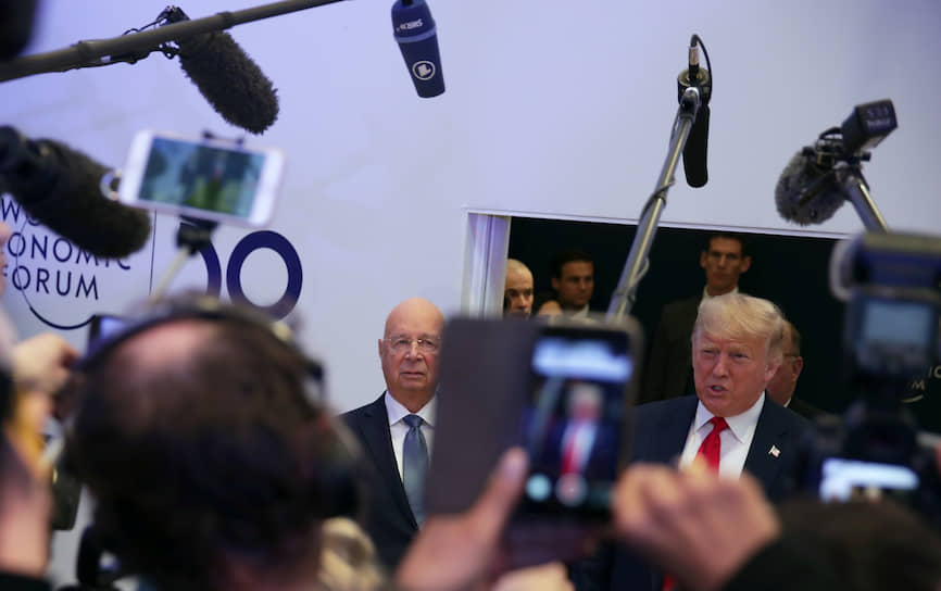 Президент США Дональд Трамп в сопровождении основателя ВЭФ Клауса Шваба беседует с журналистами