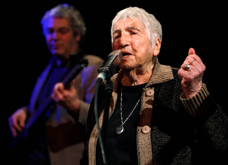 Эстер Беджарано  95 лет. Когда-то они вместе играли в женском оркестре концлагеря Освенцим