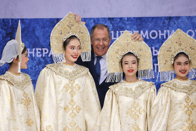 «Глобальная многополярность должна опираться не на жесткое соотношение сил, а на выверенный баланс интересов»
&lt;BR>На фото: на открытии генконсульства РФ на острове Пхукет, 2023 год