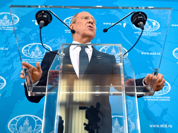 «Я за мир однозначно. Не помню, кто сказал: &quot;Хочешь мира — готовься к войне&quot;. Я не разделяю эту философию. Я разделяю мысль, которую я бы сформулировал так: &quot;Хочешь мира — будь готов всегда себя защищать&quot;»
&lt;BR>На фото: на во время встречи президента Владимира Путина с руководством МИДа, 2024 год