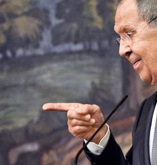 «Сегодня, перекладывая проблемы с больной головы на здоровую, государства Запада цинично пытаются обвинить Россию в нарушении международного права. Того самого международного права, которое они растоптали в Югославии, Ираке, Ливии, развязав против них агрессивные войны»
&lt;BR>На фото: на переговорах с министром африканской интеграции и иностранных дел Сенегала Ясином Фаллом, 2024 год