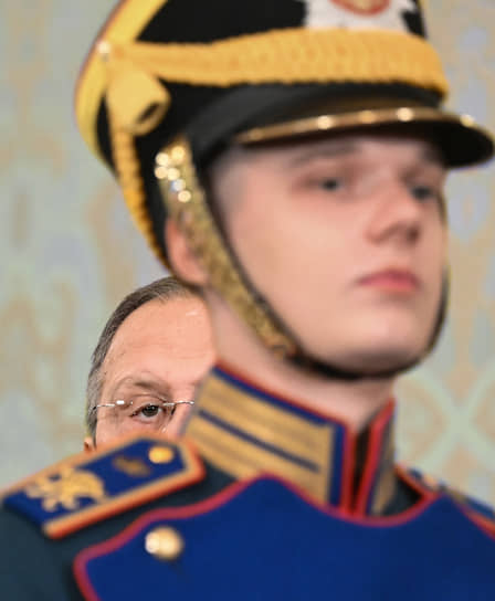 «Хунта — это и есть западное детище, плоть от плоти. Именно та модель, за которую США и их куклы цепляются как за единственно подходящую, и породила украинский фашизм. Снова сон разума»
&lt;BR>На фото: на встрече президента Владимира Путина с премьер-министром Малайзии Анваром Ибрагимом в Кремле, 2025 год