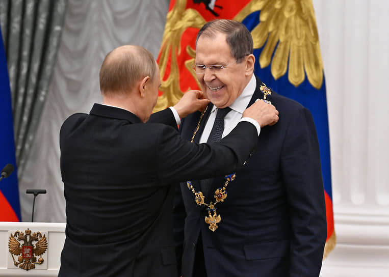 «Не было бы Крыма и юго-востока Украины, Запад придумал бы что-нибудь еще. Поставлена цель: любой ценой вывести Россию из равновесия. Задача сформулирована давно»
&lt;BR>На фото: на вручении государственных наград в Кремле, 2025 год