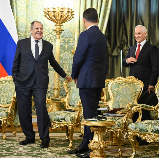 «Современные союзы должны быть гибкими»
&lt;BR>На фото: с зампредом правительства Александром Новаком (в центре) и министром обороны Андреем Белоусовым перед началом российско-сирийских переговоров в Кремле, 2025 год 