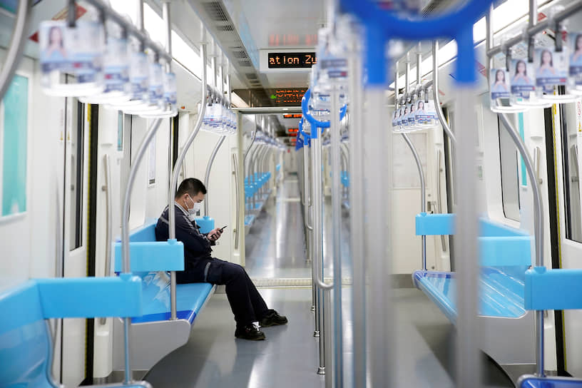 Жители крупных китайских городов избегают мест массового скопления людей&lt;br>
На фото: пассажир в метро Шанхая