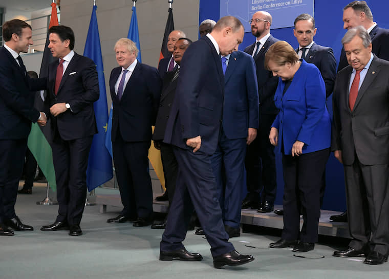 Берлин, Германия. Президент России Владимир Путин (в центре), президент Франции Эмманюэль Макрон (слева), премьер-министр Италии Джузеппе Конте (второй слева), премьер-министр Великобритании Борис Джонсон (третий слева), канцлер Германии Ангела Меркель (вторая справа) и генеральный секретарь ООН Антониу Гутерриш (справа) перед конференцией по Ливии