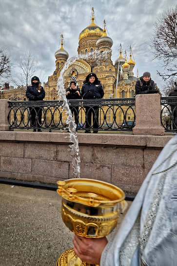 Санкт-Петербург, Россия. Священнослужители и сотрудники полиции во время обряда освящения водоема перед крещенскими купаниями