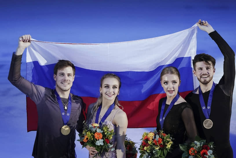 Призеры соревнований в танцах на льду чемпионата Европы по фигурному катанию на церемонии награждения (слева направо): Виктория Синицина и Никита Кацалапов — золотые медали, Александра Степанова и Иван Букин — бронзовые медали.