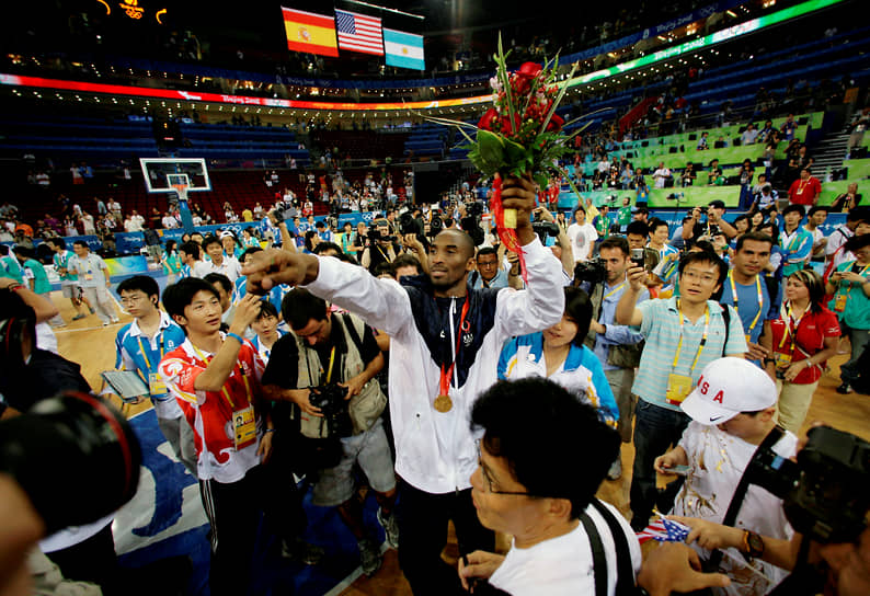 В 2007-м баскетболист стал победителем чемпионата Америки, и уже спустя год состоялся его дебют на Олимпиаде в Пекине. В составе национальной сборной Брайант выиграл золото (на фото), а на следующих Играх в Лондоне повторил успех