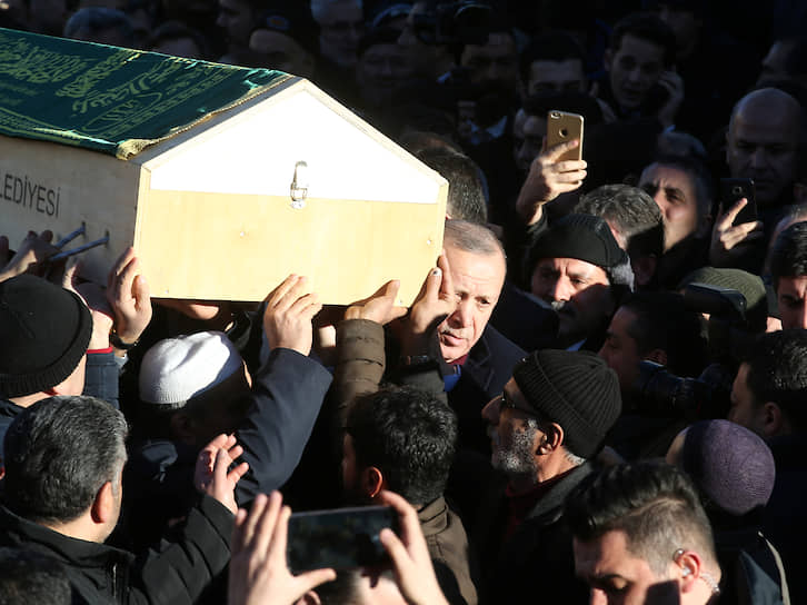 25 января президент Турции Реджеп Тайип Эрдоган (на фото в центре) посетил пострадавшие районы. «Нам удалось извлечь много людей из-под завалов. Мы будем делать все, что от нас зависит. Никого не оставим без еды и без крова», — сказал он на месте спасательных работ