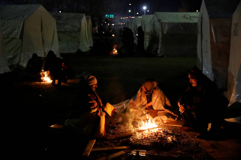 Сотни людей переселились в палатки и согреваются у костров