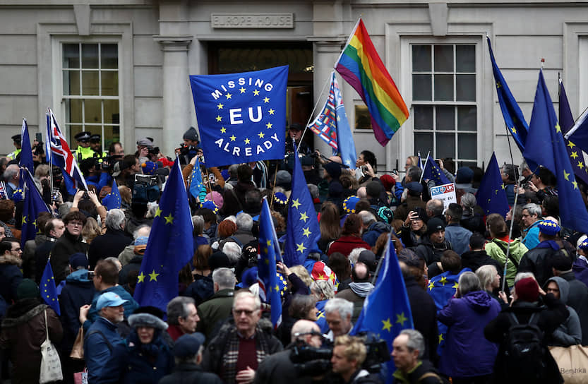 На улицы Лондона вышли как сторонники, так и противники (на фото) выхода из Евросоюза

