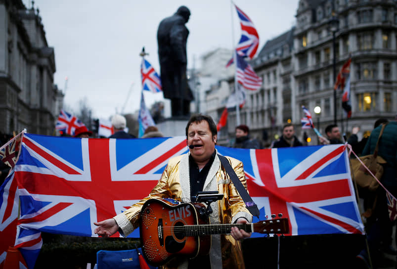 Народные гуляния в Лондоне начались с утра 31 января&lt;br>
На фото: мужчина в образе Элвиса Пресли на митинге сторонников «Брексита»
