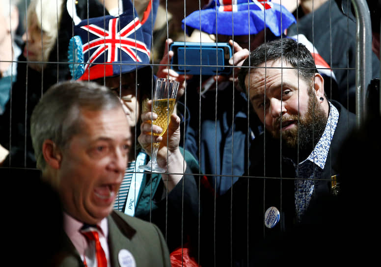 Лидер партии «Брексит» Найджел Фарадж (на переднем плане) на митинге по поводу выхода страны из Евросоюза