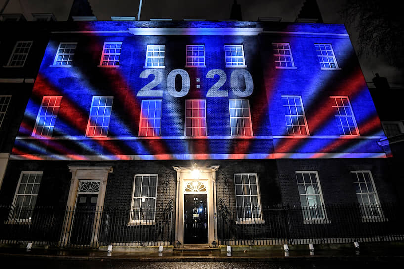 На стене резиденции британского премьера на Даунинг-стрит, 10 проецировались световые часы с обратным отсчетом времени до выхода страны из Евросоюза