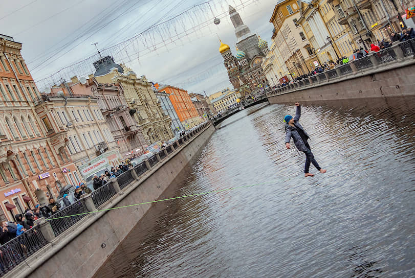 25 января. Санкт-Петербург. Мужчина идет по канату через канал Грибоедова