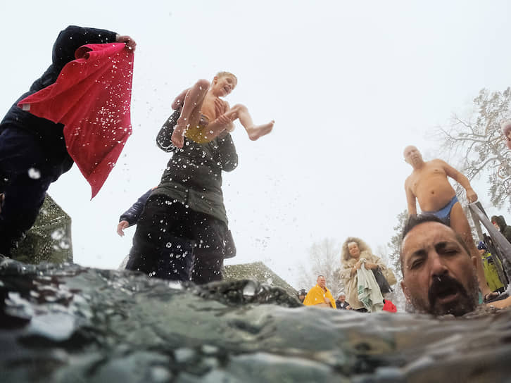 19 января. Новосибирск. Верующие во время крещенских купаний