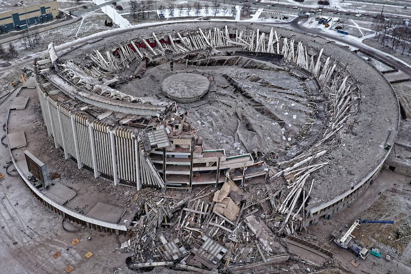 31 января. Санкт-Петербург. Последствия обрушения крыши спортивно-концертного комплекса «Петербургский» во время демонтажа здания