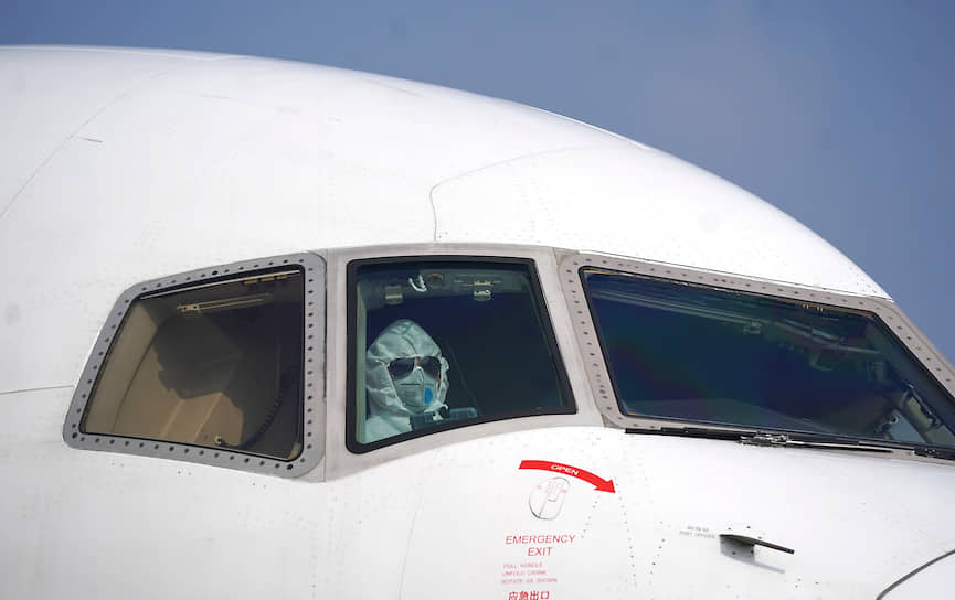 Управление гражданской авиации Китая сообщило, что 46 иностранных авиаперевозчиков приостановили полеты в КНР
&lt;br>
На фото: пилот в защитном костюме сажает грузовой самолет в международном аэропорту Уханя