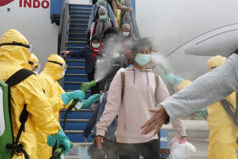 По последним данным, число заразившихся коронавирусом в Китае превышает 76 тыс. человек
&lt;br>
На фото: прибывающих авиапассажиров обрабатывают антисептиком