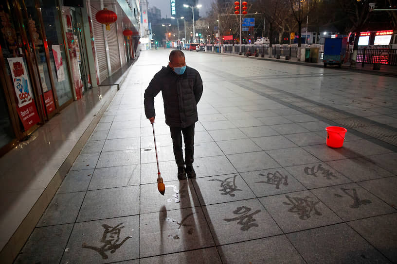 По данным СМИ, Китай может снизить прогноз роста ВВП из-за коронавируса
&lt;br>На фото: мужчина в маске на пустой улице в провинции Цзянси