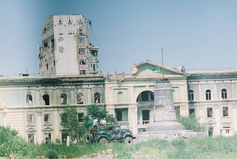 Бывшее здание дворца пионеров, на заднем плане — Грозненский нефтяной университет имени Миллионщикова
