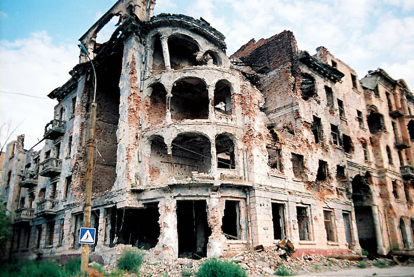 Разрушенный дом на пересечении улиц Мира и Красных Фронтовиков, 1997 год