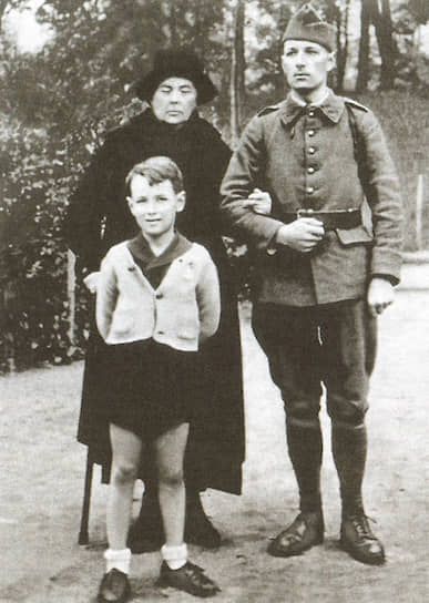 Софья Колчак (Омирова) с сыном Ростиславом и внуком Александром