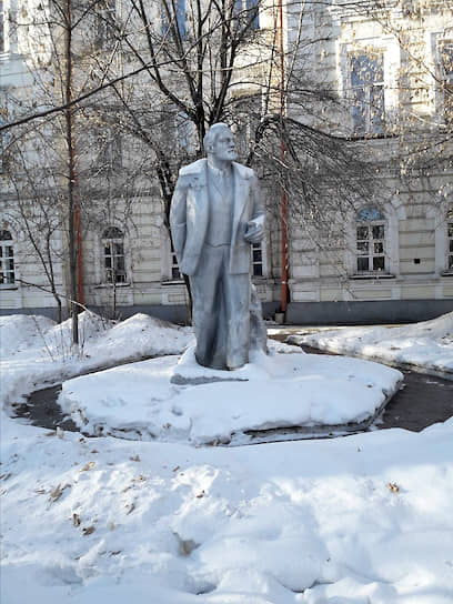 Кроме памятника Колчаку в Иркутске есть несколько памятников тому, кто принял решение казнить его без суда